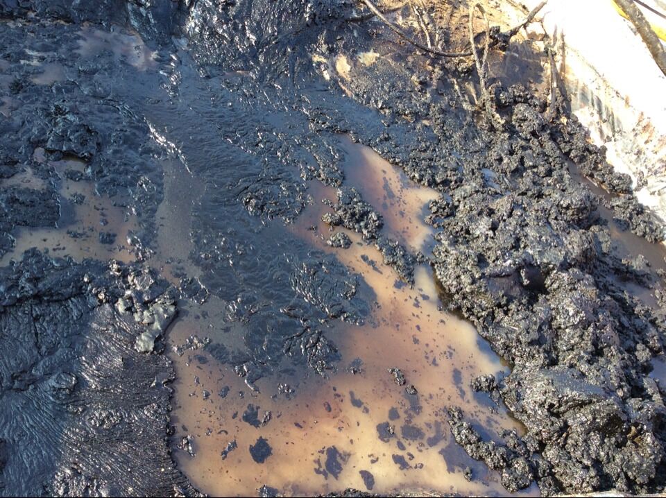 含油污水是原油、泥沙、水等的混合物。